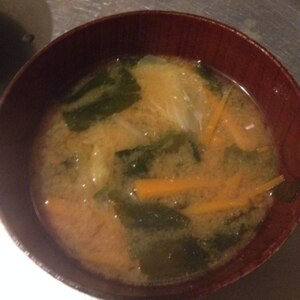 白菜、にんじん、わかめのみそ汁